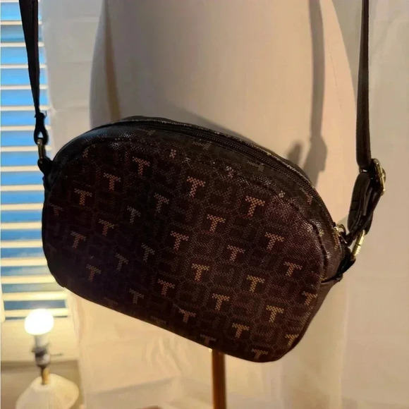 Tommy Hilfiger Black Crossbody Bag - Picture 2 of 6